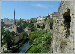 Die Alzette fliet durch den Stadtgrund von Luxemburg an der Abtei Neumnster und den hngenden Grten vorbei.