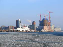 Blick über die vereiste Elbe zur im Bau befindlichen Elbphilharmonie; Hamburg, 16.02.2010  