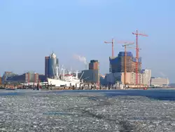 Blick �ber die vereiste Elbe zur im Bau befindlichen Elbphilharmonie; Hamburg, 16.02.2010  