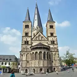 Leichte Panoramaaufnahme des Bonner M�nsters (S�d-Ost-Seite)  27.04.2010