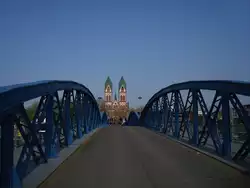 Freiburg im Breisgau,  die Wiwili-Br�cke mit der Kirche im Stadtteil St�hlinger,  April 2010