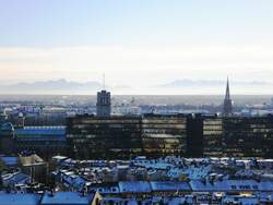 Mnchen im Januar 2010: Blick vom Alten Peter   Richtung Alpen; im Vordergrund sind Mariahilfkirche   und das Europische Patentamt zu sehen.