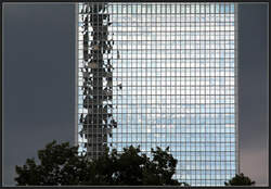 Zahlreiche geborstene Scheiben an einem Hochhaus am Berliner Alexanderplatz? 20.08.2010 (Matthias)