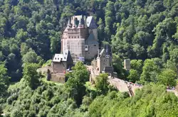 Burg Eltz, versteckt im 