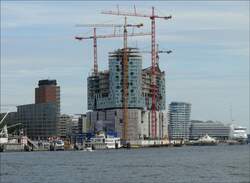 Sie nimmt weiter Gestalt an, die nicht unumstrittene Elbphilharmonie; Hamburg, 20.08.2010  