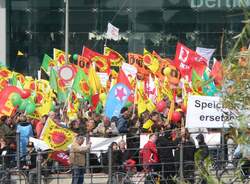 Anti-Atomkraft-Demo - bunte Farben gegen nicht nachhaltige, schmutzige und vier Grokonzerne bevorzugende Energiepolitik.