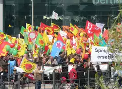 Anti-Atomkraft-Demo - bunte Farben gegen nicht nachhaltige, schmutzige und vier Gro�konzerne bevorzugende Energiepolitik.