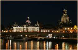 Dreden bei Nacht: Blick von der Augustbrcke ber die Elbe auf die Brhlsche Terasse und die Frauenkirche.