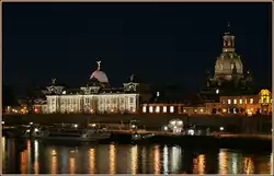Dreden bei Nacht: Blick von der Augustbr�cke �ber die Elbe auf die Br�hlsche Terasse und die Frauenkirche.