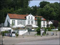 Der Hamburger Stadtteil Oevelgönne mit dem Gasthaus  Der Hamburger Stadtteil Oevelgönne mit dem Gasthaus