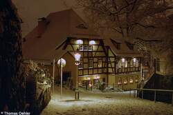 Das Kellerhaus im weihnachtlichen Winterkleid.