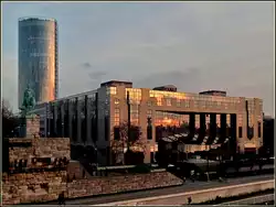 Die untergehende Sonne des 20.11.2010 spiegelt sich in der Fassade des Hotels Hyatt in K�ln.