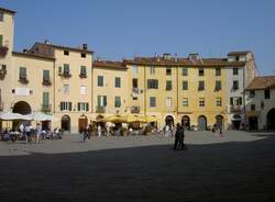 Lucca, Piazza Anfitheatro (14.10.2006)