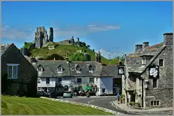 Das St�dtchen Corfe Castle mit seiner eindrucksvollen Burgruine, erbaut im 11./12.