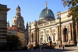 Blick zwischen Albertinum (links) und Hochschule der Bildenden Knste (rechts) zur Dresdener Frauenkirche, aufgenommen am 06.10.2011.