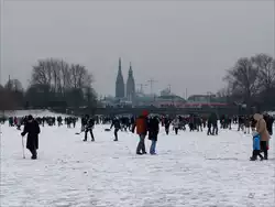 Jung und Alt, mit und ohne Wintersportger�ten, nutzen die Gelegenheit, zu Fu�e �ber die zugefrorene Au�enalster zu spazieren; Hamburg, 12.02.2012