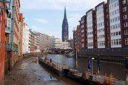 Der Wasserstand im Fleet knnte irgendwie mit dem Zustand der Stadtkasse Hamburgs in Zusammenhang stehen :-P ein Schelm, der bses dabei denkt....wohl eine der am hufigsten fotografierten Ansichten