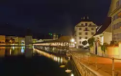 Luzern und sein Wahrzeichen die Kapellbr�cke mit Wasserturm am 29.09.2012 bei Nacht.