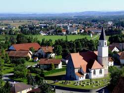 Pfarrkirche von Mnsteuer ist eine der ltesten Pfarren im obersterreichisch-bayerischen Raum, dahinter die Kirche von Antiesenhofen, und ein Blick bis in den Bayerischen Wald; 120812