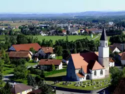 Pfarrkirche von M�nsteuer ist eine der �ltesten Pfarren im ober�sterreichisch-bayerischen Raum, dahinter die Kirche von Antiesenhofen, und ein Blick bis in den Bayerischen Wald; 120812