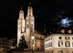 Zrich, Grossmnster, Doppelturm-Westfassade und sdlicher Teil Langhaus mit Dachreiter, rechts davon Helmhaus.