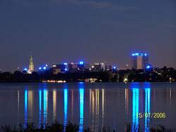 Blue Goals sind eine Idee des Hamburger K�nstlers Michael Batz und sind eine Konstruktion aus drei blauen Leuchtstoffr�hren, die auf D�chern von Hamburger Firmen und Hotels installiert wurden.