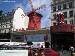 Beim Aufstieg zum Sacré Coeur kamen wir auch beim Moulin Rouge vorbei.