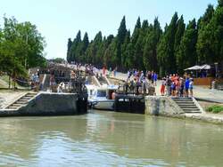 Frankreich, Languedoc-Roussillon, der Radweg am Canal du Midi entlang, hier bei den 9 Schleusen von Fonsrannes (bei Bziers, rechts im Bild.