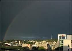 Regenbogen ber Stuttgart: Blick vom Rotebhlzentrum ber die Innenstadt zur Gnsheide und zum Frauenkopf.
