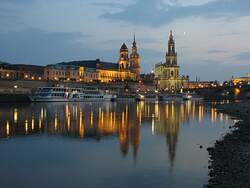 Abendstimmung an der Elbe mit Blick auf Brhlsche Terrasse und Terrassenufer -  Dresden, 29.07.2006  