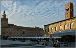 Schokoladenmarkt am Piazza Maggiore in Bologna.