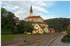 Weesenstein im schnen Mglitztal im Osterzgebirge (Landkreis Schsische Schweiz-Osterzgebirge) am 27.08.2013, mit Bilck auf das idyllisch gelegene gleichnamige Schloss Weesenstein.