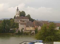 Hier nun die Frontseite der Stadt, die direkt am Rhein liegt und von der Kirche und der Burg überragt wird.