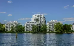 Nachdem die Halbinsel Stralau im Berliner Ortsteil Friedrichshain in den 1990er Jahren Teil des Entwicklungsgebiets Rummelsburger Bucht wurde, entstanden in kleinstädtischen Dimensionen