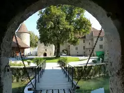 Schloß Hallwyl, Blick vom hinteren Wohnpalais über die Zugbrücke auf den Innenhof der vorderen Insel, Sept.2015