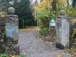 �berraschung! Das Radfahren ist hier, obwohl ein Radweg direkt von der Fahrbahn hineingeleitet wird, tats�chlich verboten.