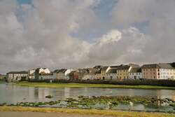 Blick �ber den hier in den Atlantik m�ndenden Fluss Corrib auf den Claddagh Quay von Galway