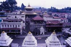 Blick auf den nur für Hindus zugänglichen Teil von Pashupatinath bei Kathmandu.