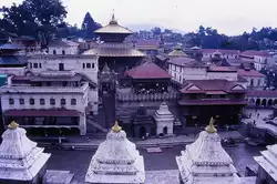 Blick auf den nur f�r Hindus zug�nglichen Teil von Pashupatinath bei Kathmandu.