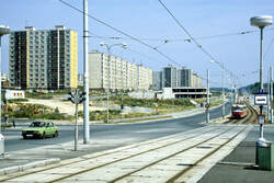 Plattenbauten und Straenbahn in Plzeň (Pilsen).