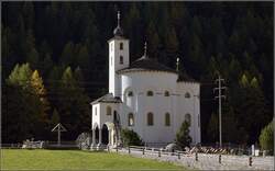 Einmalig schne Rundkirche in Saas-Balen in strengem aber zauberhaften Licht.