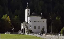 Einmalig schöne Rundkirche in Saas-Balen in strengem aber zauberhaften Licht.