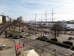 Hamburg am 16.3.2017: Blick von der U-Bahnstation Landungsbrcken nach Osten.