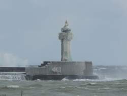 Noch immer vereist, ist der Sassnitzer Leuchtturm.