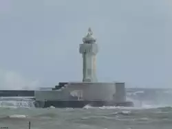 Noch immer vereist, ist der Sassnitzer Leuchtturm.