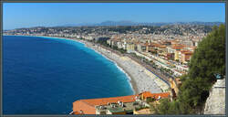 Blick vom Burgberg auf die Stadt Nizza mit der Strandpromenade 