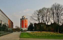 Elisen-Turm auf der Hardt, einem der ltesten Stadt-Parks in Deutschland, mitten im Zentrum auf einem Bergrcken ber der fast 400.000 Einwohner zhlenden Grostadt Wuppertal