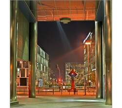 Auf dem Weg von der Universit�t zum Schlo�platz geht es kurz vor �berquerung der Theodor-Heuss-Stra�e durch diesen Durchgang, wo sich der Blick auf den Kleinen Schlo�platz mit dem Museumsw�rfel