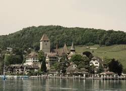 Das Schloss von Spiez am Thunersee.