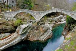 Ponte dei Salti ber die Verzasca bei Lavartezzo am 09.04.2008